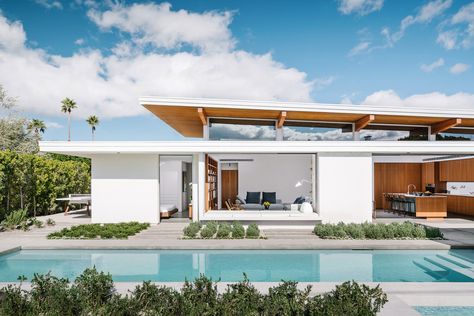 This Palm Springs Prefab Is a "Living Lab" for its Designer Residents  @AlmostHomeFL #home #realestate #palmsprings #prefab #design… Palm Springs Houses, Palm Springs Architecture, Palm Springs House, Palm Springs Home, Desert House, Palm Springs Style, Palm Spring, Desert Homes, Décor Boho