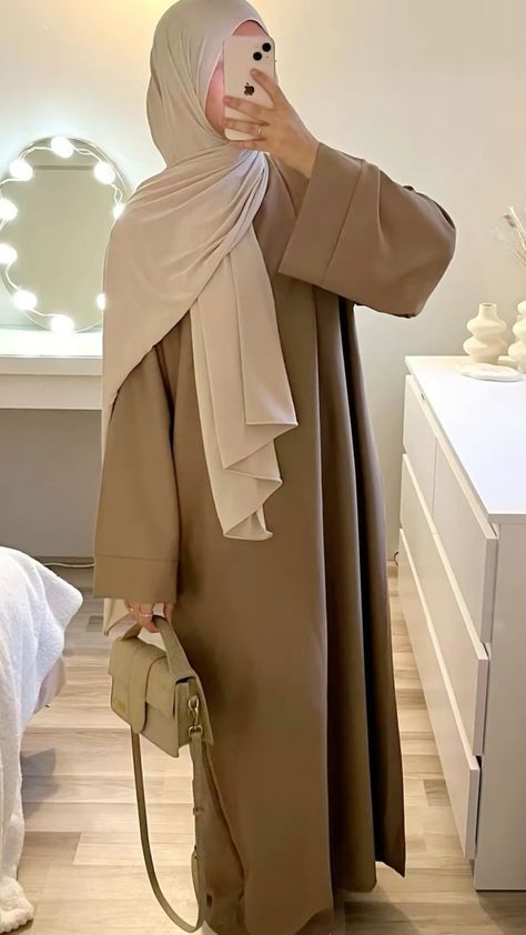 Mode Abayas, Abaya Outfit, Popular Clothing Styles, Estilo Hijab, Mode Hijabi, Mode Hipster, Hijab Trends, Mode Turban, Muslim Outfits Casual