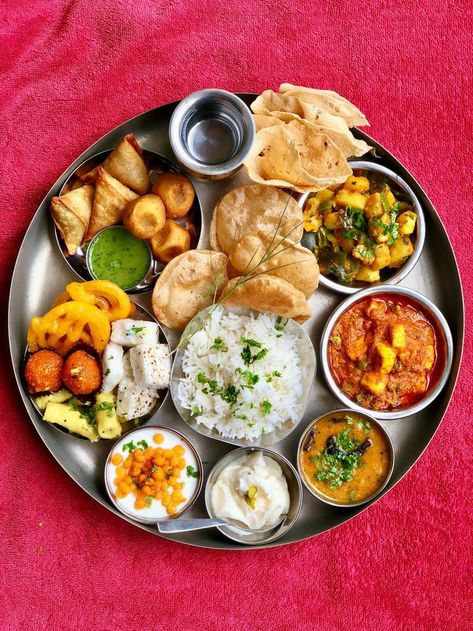 Thali Recipe Indian, Veg Thali Photography, Gujarati Thali Photography, Gujarati Aesthetic, Krishna Prasadam, Lunch Thali, Gujarati Thali, Family Morning, Indian Food Photography