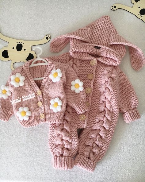 Crochet Baby Costumes, Knitted Baby Outfits, Luxury Baby Clothes, Baby Cardigan Pattern, Mini Outfit, Baby Booties Knitting Pattern, Baby Sweater Knitting Pattern, Baby Swag, Crochet Clothing And Accessories