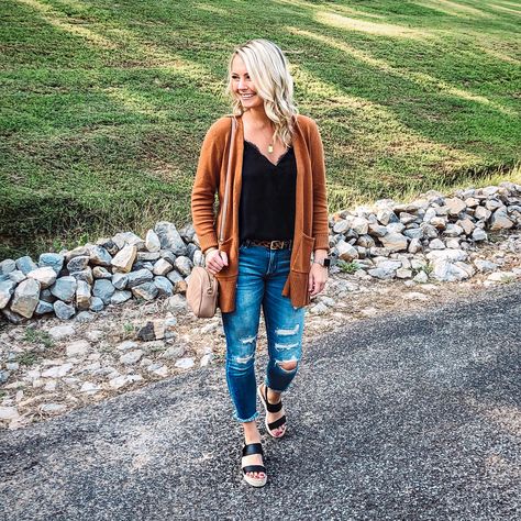 Caramel Cardigan Outfit, Rust Pants Outfit Work, Fall Orange Cardigan Outfits, Burnt Orange Cardigan Outfit Fall, Brown Cardigan Outfit Fall, Dark Orange Cardigan Outfit, Simple Fall Outfits For Moms, Rust Cardigan Outfit Fall, Rust Brown Cardigan Outfit