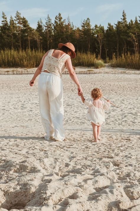 Mom and daughter photo more on IG @carolajnn Summer sea Daughter Photo Ideas, Travel Vibes, Summer Photoshoot, Sea Photo, Mom And Daughter, Beach Photoshoot, Insta Inspo, Mom Daughter, Beach Photography