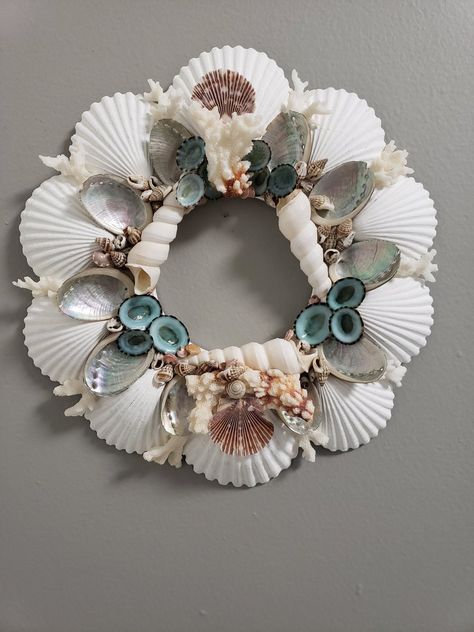 Shell Wreaths, Scallop Shell Craft, Beach Crafts Diy, Shell Artwork, Seashell Christmas Ornaments, Beach Themed Crafts, Hanging Craft Ideas, Seashell Wall Art, Seashell Wreath