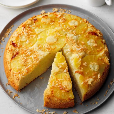 Pineapple Coconut Upside-Down Cake Coconut Upside Down Cake, Pineapple Upside Down Cake Recipe, Upside Down Cake Recipe, Milk Strawberry, Tropical Desserts, Banana Pops, Pineapple Desserts, Cake Mug, Pineapple Upside