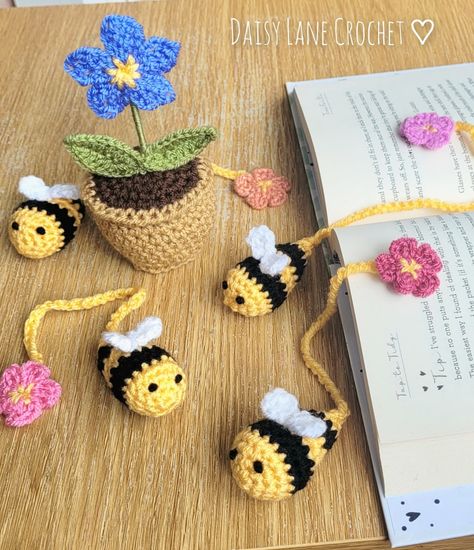 Bee Crochet Bookmark, Daisy Bookmark Crochet, Crochet Bookworm Bookmark Free Pattern, Crochet Book Mark Flower, Crochet Floral Bookmark Pattern, Flower Bookmarks, Oompa Loompa, Crochet Tutorial Pattern, Crochet Bee