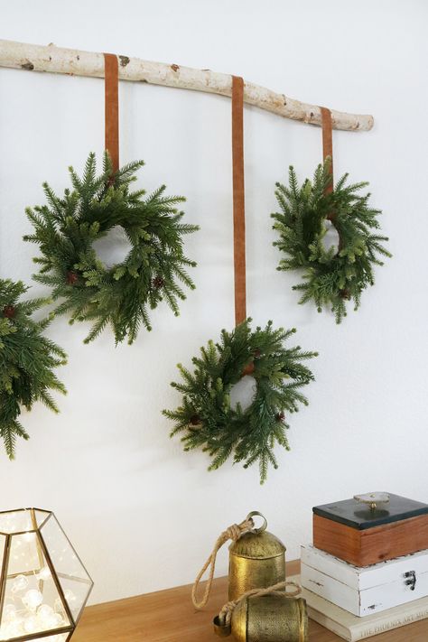 Modern & Simple Christmas Wreath DIY Wall Hanging Wreath On Wall Decor, Easy Holiday Decor, Simple Christmas Wreath, Simple Winter Decor, Christmas Wall Decor Diy, Sustainable Christmas Decorations, Christmas Wreath Diy, Neutral Holiday Decor, Holiday Wreaths Diy