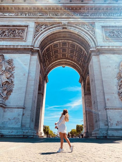 Chic Paris Outfits, Europe Outfit Ideas Summer, Pictures In Paris Photo Ideas, Paris Selfie Ideas, Arc De Triomphe Photo Ideas, Versailles Photo Ideas, Paris Pictures Instagram, Paris Inspo Pictures, Disney Paris Outfits