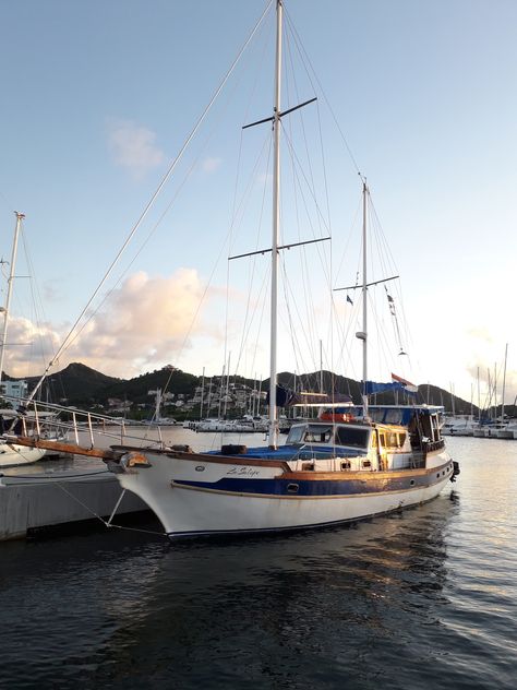 1989 Bruce Roberts ketch 66 for sale in Martinique The Bruce Roberts Ketch 66, built in 1989, is a robust and well-equipped sailing vessel designed for comfortable cruising. Powered by a reliable Volvo... Liveaboard Boats For Sale, Used Sailboats For Sale, Used Sailboats, Liveaboard Boats, Sailing Yachts For Sale, Sailboats For Sale, Sailing Yachts, Hydraulic Steering, Sailing Boats