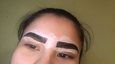 This Girl's At-Home Eyebrow Tinting Technique Is Going Viral Eyebrow Tinting Diy, Kylie Jenner Eyebrows, Kim Kardashian Eyebrows, Her Tweets, Eyebrow Plucking, Eyebrow Quotes, Uneven Eyebrows, Eyebrows At Home, Big Eyebrows