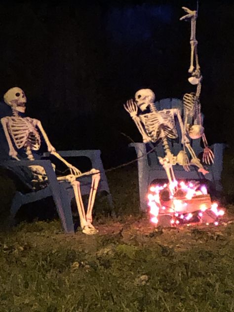 Halloween Skeleton Ideas, Skeleton Ideas, Skeleton Pics, Halloween Outside, Cool Skeleton, Funny Skeleton, Scary Halloween Decorations, Video X, Spooky Scary