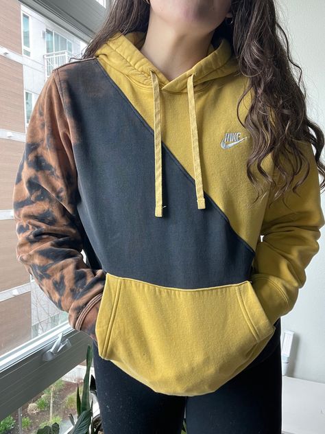 Upcycled Sweatshirts Refashioning, Crewneck Upcycle, Diy Nike Sweatshirt, Upcycled Sportswear, Hoodie Diy Upcycle, Collage Hoodies, Homemade Hoodie, Sweatshirt Organization, Thrifted Aesthetic