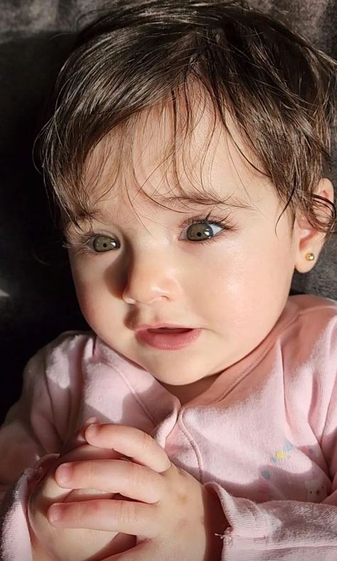 Brunette Baby Girl, Desi Bridal Makeup, Hair Pale Skin, Baby Boy Hairstyles, Cute Babies Photography, Pregnancy Cravings, Creative Portrait Photography, Baby Images