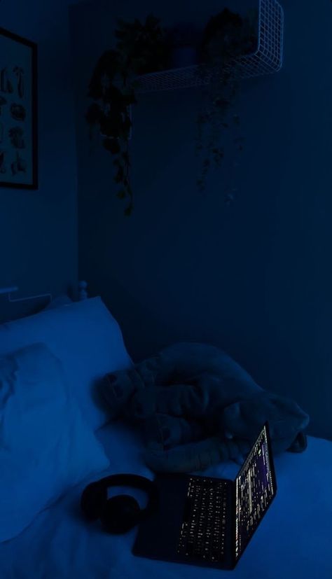 Dark Blue Vibes, Color Blue Aesthetic, Dark Room Aesthetic, Bedroom Aesthetic Dark, Dark Blue Rooms, Calming Pictures, Graffiti Pictures, Dark Blue Velvet, Apartment View