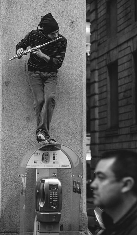 Street Performer Aesthetic, Radio Studio, Arte Jazz, Street Performer, Playing Flute, Street Music, Musician Photography, Street Musician, Street Performance