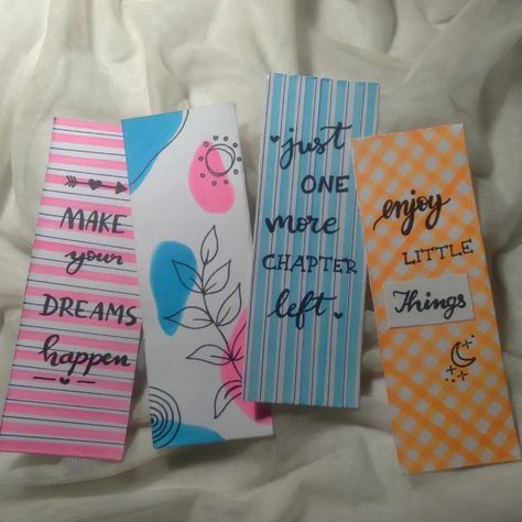 Book Mark Ideas With Quotes, How To Make Book Marks Diy, Creative Diy Bookmarks Easy, Aesthetic Easy Bookmarks, Bookmarks Handmade Design, Bookmark Ideas Diy Handmade Gifts, Bookmark Ideas Aesthetic Qoutes, Easy Bookmarks Ideas, Teachers Day Bookmarks Handmade