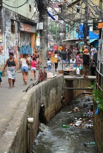 Rocinha: Visiting a Favela (Rio de Janeiro, Brazil) - Nomadic Niko Brazil Vibes, Favelas Brazil, Brazilian Culture, Environment Photography, Brazil Culture, City Of God, Mission Trip, Water Usage, Missions Trip