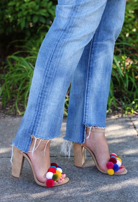 Five Jeans, Diy Fashion Trends, Pom Pom Sandals, Diy Sandals, Mode Shoes, Diy Pom Pom, Traje Casual, Diy Shoes, Flat Shoes