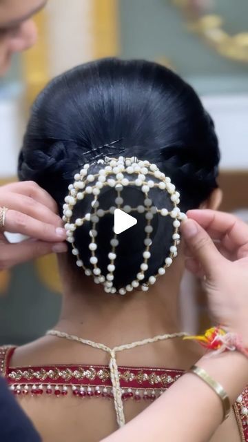 Manisha Bhimani on Instagram: "Done by @veera_bridal_studio   #weddingphotography #weddinghairtutorial #suratfashion #gujratiwedding #weddingplanning #weddingplanner #hairstyles #hairs #hairstyleoftheday #hairstylevideo #wakeupandmakeup #makeuplover #braid #braidedhairstyles #braidstyles  @veera_bridal_studio @wedding_gujarat @the_indian_wedding @weddingsutra @wedding.surat @indian__wedding @wedding_gujarat" Hairstyles Bridal Indian, Bridal Hairstyles Indian Weddings, Gujrati Wedding, Hairstyle Indian, Bridal Hairstyle Indian Wedding, Wedding Hairstyles Tutorial, Bridal Studio, Hair Jewellery, Indian Bridal Hairstyles