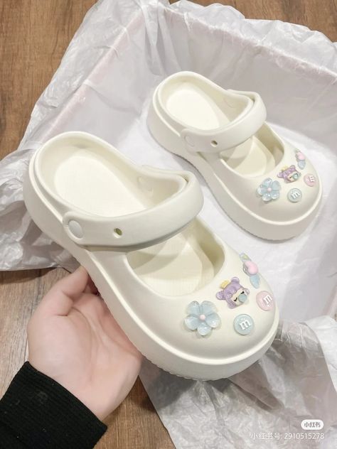 Sandal Crocs Aesthetic, Sendal Aesthetic, Girly Crocs, Sandal Aesthetic, Sandals Aesthetic, Crocs Aesthetic, Crocs Fashion, Shoes For School, Heels Aesthetic