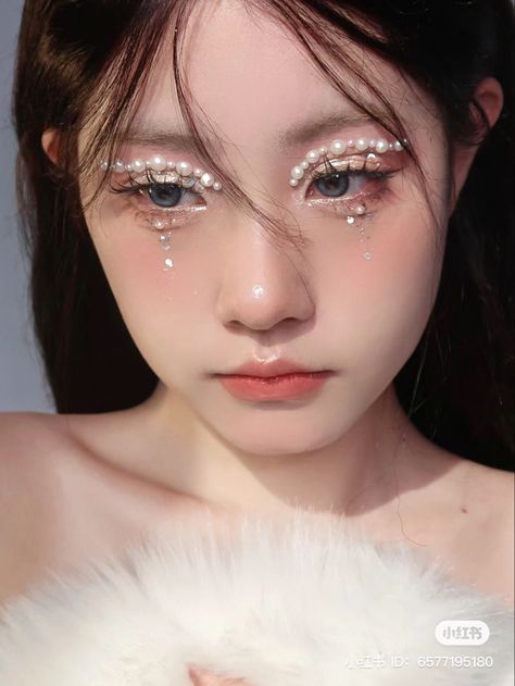 Korean White Makeup, Xianghongshu Makeup, White Douyin Makeup, White Swan Makeup, Pearl Makeup Looks, White Eye Makeup, Pearl Makeup, Angel Makeup, Rhinestone Makeup