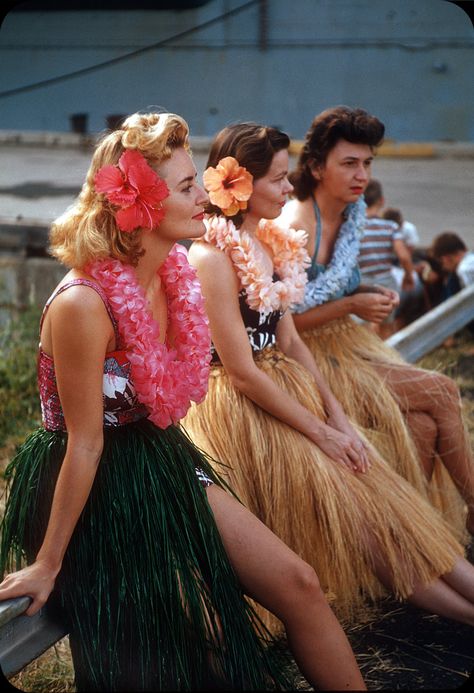 Hawaiian Hula Dance, Grass Skirts, Hawaiian Hairstyles, Istoria Modei, Hawaii Hula, Aloha Party, Hula Dance, Hawaii Party, Hula Dancers