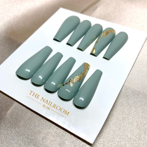 sage green  nails Sage Green Gold Nails, Green Gold Nails, Nail Art Vert, Green Nails Short, Nails Olive, Olive Nails, Best Press On Nails, Nails Luxury, Green Nail Art