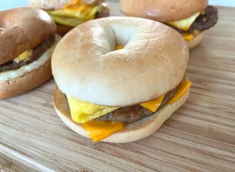 Craving McDonald's bagels for breakfast? Then you'll surely love this incredibly easy recipe for a McDonald's style breakfast bagel with sausage and eggs! Breakfast Bagel Recipe, Mcdonald's Breakfast, Sausage And Eggs, Vegan Mcdonalds, Egg Bagel, Bagel Breakfast Sandwich, Breakfast Hack, Mcdonalds Breakfast, Cheese Bagels