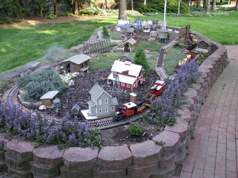 Garden Railroad built in a Flagstone Planter, Unknown Location. #Gardening #GardenRailroad Garden Railings, Best Garden Layout, Garden Trains, Garden Layouts, Garden Layout Ideas, Garden Railroad, Garden Railway, Train Miniature, Model Train Sets