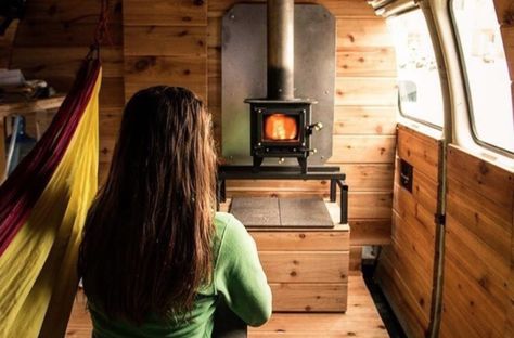 10 Van Wood Stove Ideas For Your Homely Camper Conversion Volkswagen Bus Interior, Mini Wood Stove, Cozy Camper, Kangoo Camper, Kombi Motorhome, Van Bed, Sprinter Van Conversion, Kombi Home, Combi Vw