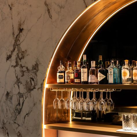 Led Lights Bar Interior Design, Bar Wall Design Ideas, Soho House Bar, Semi Circle Bar, Mirror Bar, Inside Bar, Bar Counter Design, Home Wet Bar, Elegant Bar