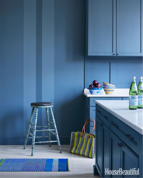 Subtle yet eye-catching painted stripes, using Sherwin-Williams's Searching Blue, lend a sense of architecture to the kitchen and mimic the lines of the cabinetry. Red Kitchens, Modern Konyhatervezés, Navy Blue Kitchen Cabinets, Blue Kitchen Designs, Interior Design Secrets, 1920s House, Blue Kitchen Cabinets, Painted Walls, Lapis Blue