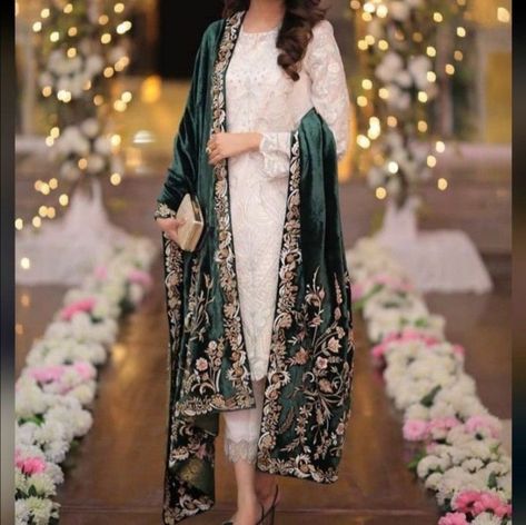 Simple Suit With Heavy Dupatta, Suit With Heavy Dupatta, Frock Salwar, Plain Anarkali, Simple Suit, Anarkali Frock, Desi Wedding Dresses, Sisters Wedding, Velvet Dress Designs