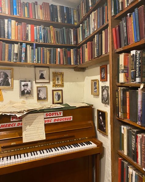 Manifest Inspiration, Fall Library, Dream Home Library, Bookshop Café, Autumn Room, Library Aesthetic, Can You Feel It, Piano Room, Book Cafe