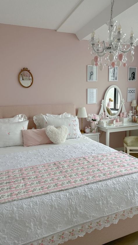 Pink And White Bedding Ideas, Girly Bedding Ideas, Coquette Girls Room, Bedroom Coquette Aesthetic, Bedroom Girly Ideas For Women, Soft Pink Bedroom Aesthetic, Coquette House Decor, Coquette Apartment Aesthetic, Light Pink Walls Bedroom