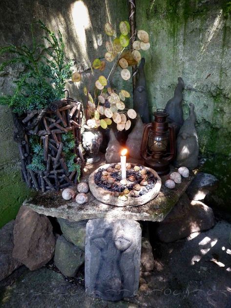 Meditation Spot Outdoor, Garden Altar Pagan, Outdoor Pagan Altar, Outdoor Witch Altar, Garden Altar Ideas, Outdoor Altar Ideas, Outdoor Altar Witch, Garden Alter, Water Altar