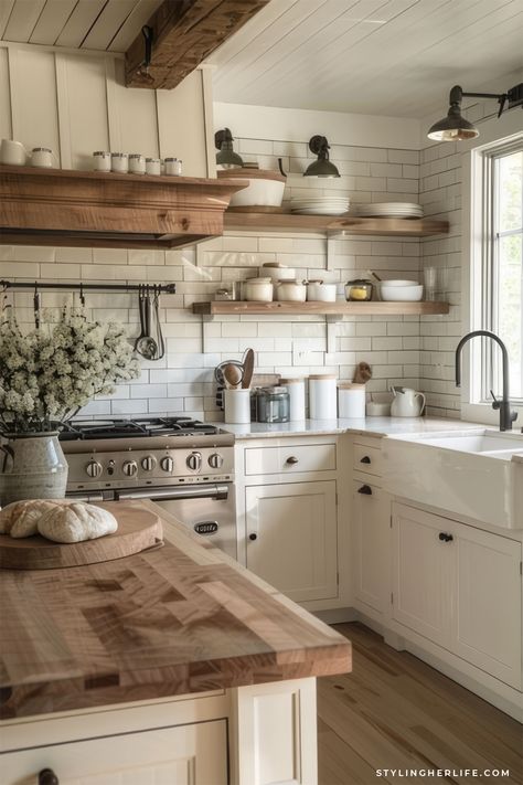 Small Modern Rustic Kitchen, Farm Kitchen Design, Old Farmhouse Interior, Farm Kitchen Ideas, Modern Farmhouse Aesthetic, Modern Farmhouse Kitchen Ideas, Joanna Gaines Kitchen, Farmhouse Simple, Farmhouse Chic Kitchen