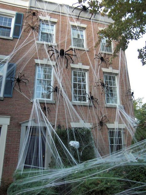 Best DIY Outdoor Halloween Decorations! Check these Halloween projects for inspiration and make our yard and home decor amazing for a Halloween party! #halloween #halloweendecor #diy #decorations #party #crafts #homedecor Exterior Halloween Decorations, Outside Halloween Decorations, Halloween Outdoor Decoration, Scary Halloween Decorations Diy, Halloween Diy Outdoor, Halloween Spider Decorations, Easy Diy Halloween Decorations, Casa Halloween, Beautiful Halloween