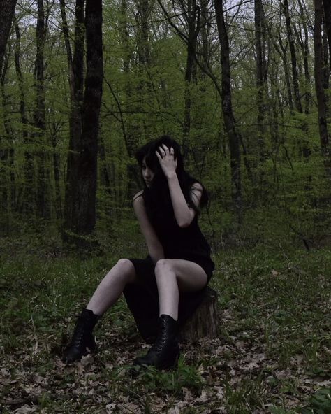 Alt Aesthetic Pictures, Emo Senior Pictures, Goth Photoshoot Ideas, Forest Poses, Kay Aesthetic, Forest Goth, Gothic Photoshoot, Woods Photoshoot, Nature Goth