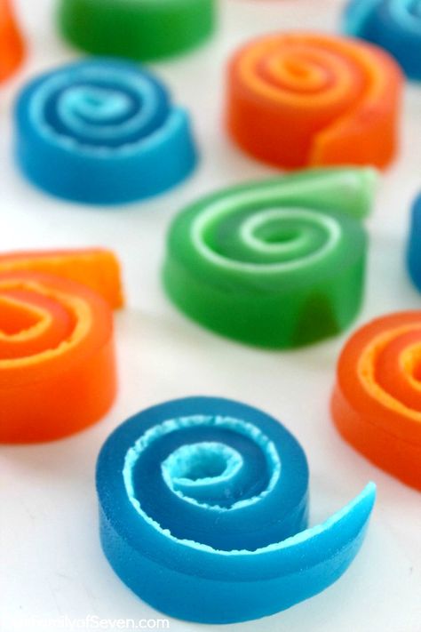 Jell-O Marshmallow Pinwheels Marshmallow Jello, Mexican Jello, Jello Pinwheels, Jello Creations, Soccer Snacks, Jello Desserts, Kids Treat, Jello Recipes, Jell O