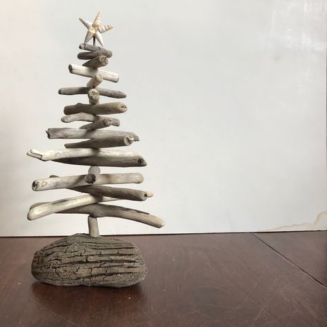 Driftwood Christmas tree Driftwood Xmas Tree Diy, Driftwood Christmas Decorations, Driftwood Trees, Driftwood Tree, Driftwood Christmas, Beach Christmas Decorations, Driftwood Christmas Tree, Alaska Art, Driftwood Art Diy