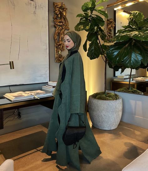 Green Abaya Outfit, Fall Hijab Outfits, Abaya Fits, Green Abaya, Hijabi Muslimah, Modest Winter Outfits, Abaya Outfit, Grad Outfits, Modest Wardrobe