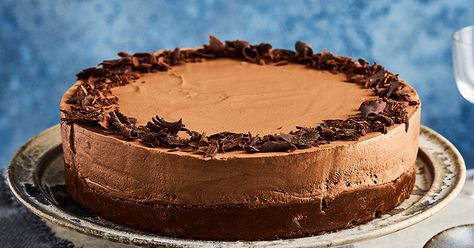 Baileys chocolate cheesecake Baileys Chocolate Cheesecake, October Food, Cheesecake Mix, Soup Maker, Chocolate Liqueur, Chocolate Cheese, Best Slow Cooker, Chocolate Shavings, Soft Cheese