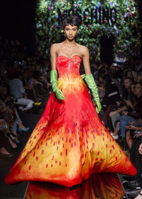 Gigi Hadid Is 1 of the Only People on Earth Who Could Pull Off Dressing as a Flower Bouquet Beautiful Evening Gowns, Fashion Week 2018, Couture Runway, Jeremy Scott, Vogue Fashion, Fashion Show Collection, Fantasy Fashion, Mode Fashion, Flower Dresses