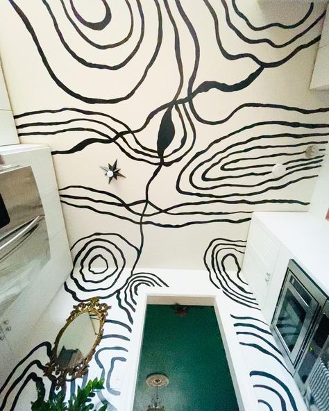 Graphic Wall Paint, Hand Painted Wall Murals Diy, Interior Mural Wall, Kitchen Mural, Hand Painted Mural, Painted Mural, Bathroom Mural, Bedroom Wall Decor Ideas, Interior Murals