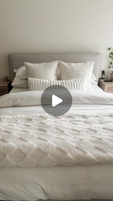 Bed Making Ideas Tutorials, How To Make Bed Look Fluffy, How To Make Your Bed Look Fluffy, Making A Bed, Make Bed, Fluffy Bed, Pretty Bedding, Fluffy Bedding, Bedroom Aesthetic