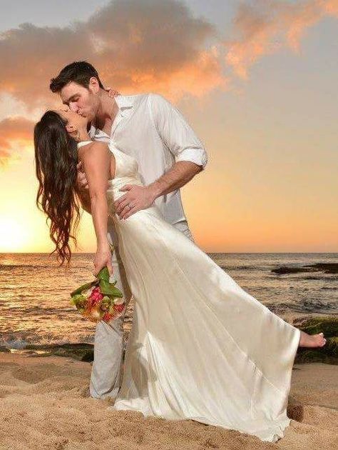 Beach Wedding Photos Poses Romantic, Just Married Photoshoot, Wedding Pictures Beach, Beach Wedding Pics, Sunset Beach Weddings, Shooting Couple, Romantic Boyfriend, Wedding Fotos, Kiss Images