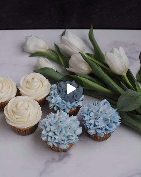 dearlilliestudio.com on Instagram: "Happy Sunday! We’ve got video tutorials and all the details on both of these super easy cupcakes on the blog! You can swipe up in our stories or click on the link in our profile to head directly to the post. - Jenni" Hydrangea Cupcakes Tutorial, How To Pipe Flowers On Cupcakes, Easy Flower Cupcakes, Cupcake Icing Designs, Hydrangea Cupcakes, Cupcake Videos, Blue Frosting, Piping Flowers, Cupcake Decorating Tips