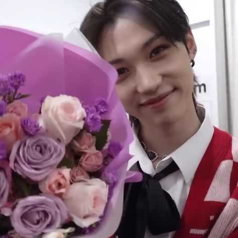 Felix Skz, Kids Valentines, Holding Flowers, My Man, Lee Felix, Valentines For Kids, Cutie Patootie, Flowers Bouquet, Stray Kids