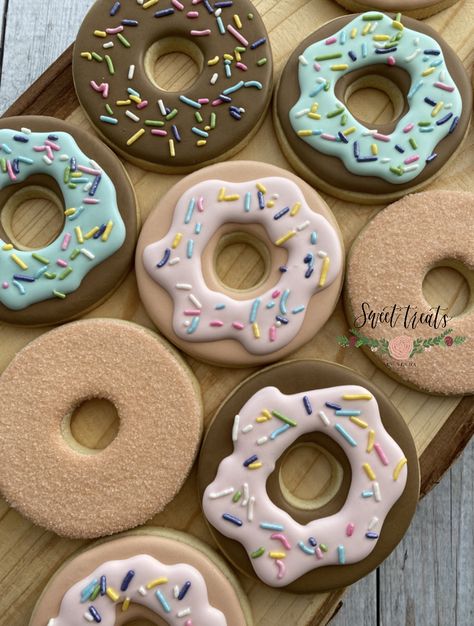 Decorated donut cookies Donut Cookies Decorated, Dunkin Party, Donut Cookies, Christmas Cookie Box, Cookies Theme, Sugar Cookie Designs, Horse Treats, Treat Ideas, Cookies Decorated