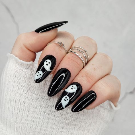 #herfst nagels #pumpkin carving ideas #nail design #nail inspo #elegant nails #prom nails #trendy nails #cool nail inspo #nude nail designs #ongles octobre #fall nail design #coffin nails #grad nails #nail art automne 2024 #autumn nails #nail ideas #acrylic nails #fall seasons nails #ongle autumne #manucure automne 2024 #fall transition nail colors #autumn acrylic nails #simple autumn nails #holiday nails #school nails #ongles d`automne #literally me #fall nails #halloween nails #herbst nägel Vernis Halloween, Easy Cute Nail Designs, Butterflies Nails, Ongles Halloween, Nail Art Halloween, Halloween Beauty, Nail Art Techniques, Nail Pops, Halloween Nail Designs